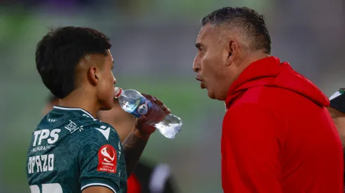 Jaime García le da instrucciones a Diego Opazo, uno de los juveniles de Wanderers.