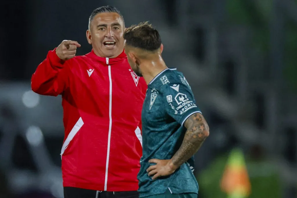 Jaime García le da indicaciones a Marcelo Cañete en Wanderers. (Andrés Piña/Photosport).