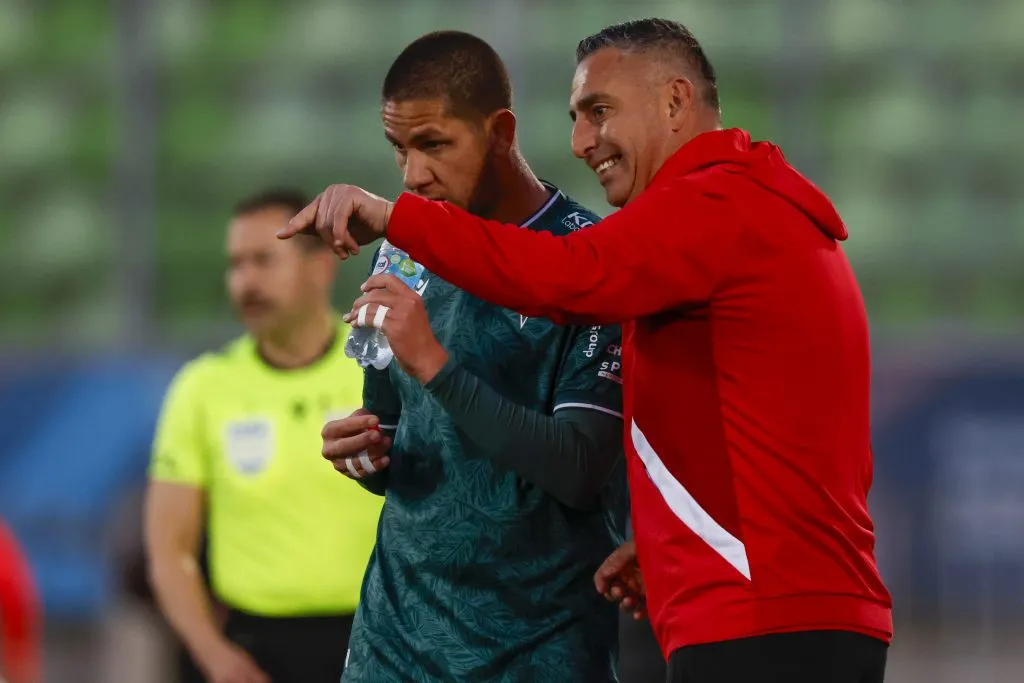 Jaime García habla con el paraguayo Danilo Ortiz. (Andres Pina/Photosport).