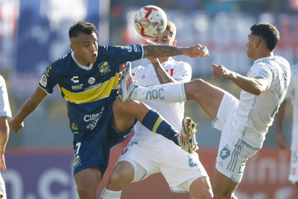 Everton complica a la U en la ida de Copa Chile.