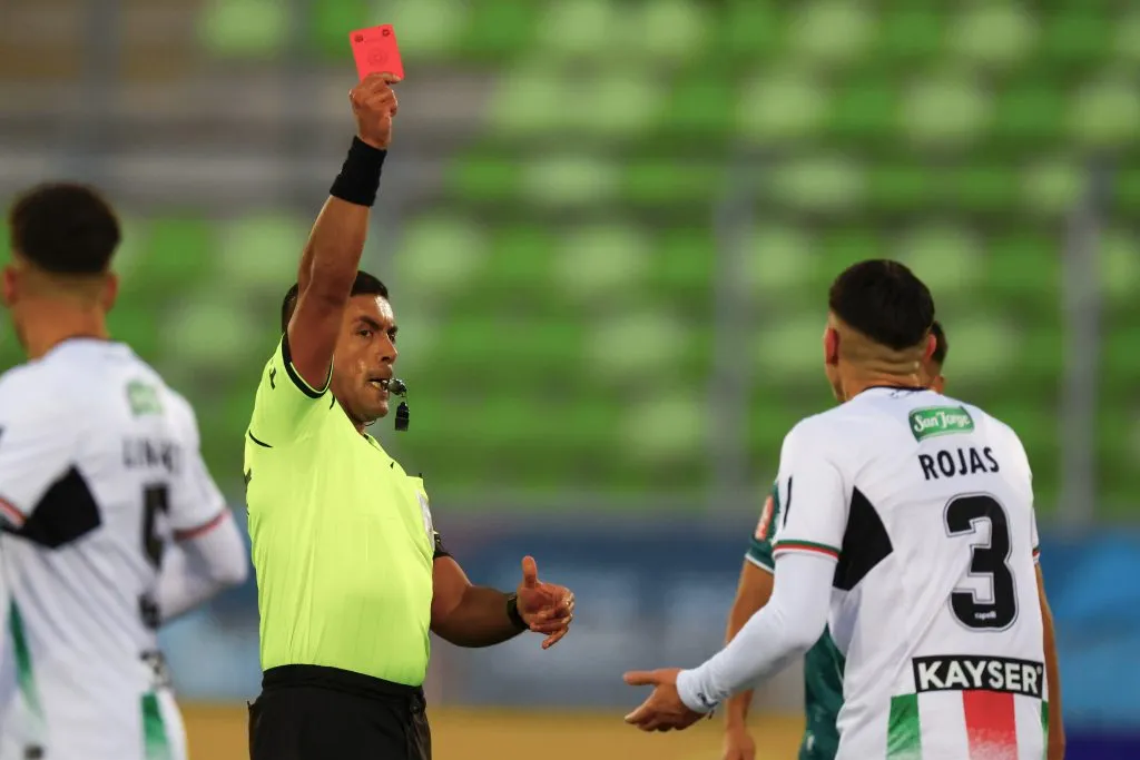 Nicolás Gamboa no dudó para expulsar a Benjamín Rojas. (Andres Pina/Photosport).