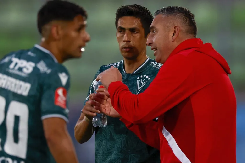 Jaime García da indicaciones en el partido frente a Palestino por la semifinal de la Zona Centro Norte de la Copa Chile. (Andrés Piña/Photosport).