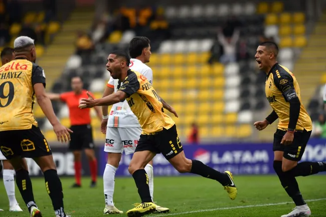 Manuel Fernández abrió la cuenta para Coquimbo Unido. (Alejandro Pizarro Ubilla/Photosport).