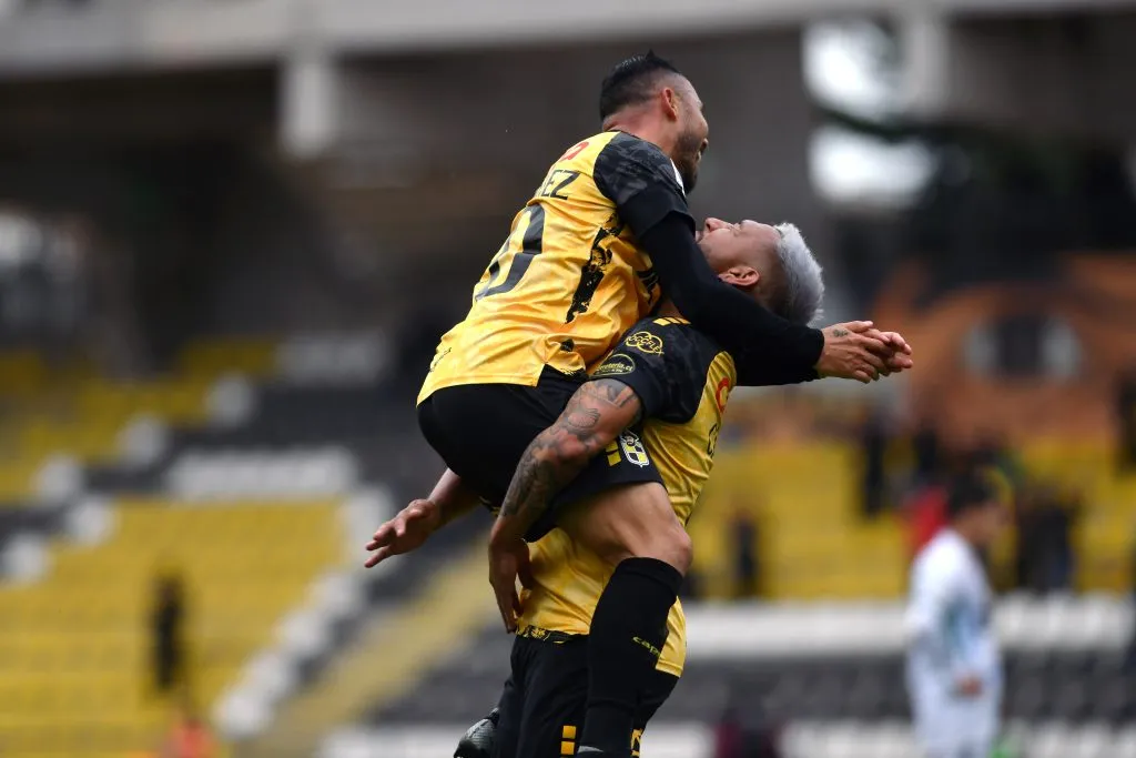 Jorge Henríquez y Andrés Chávez celebran un golazo. (Alejandro Pizarro Ubilla/Photosport).