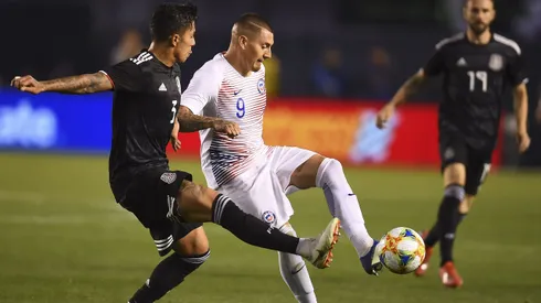 Carlos Salcedo marca a Nicolás Castillo en un amistoso entre Chile y México. ¡Su nombre conmueve en suelo mexicano!