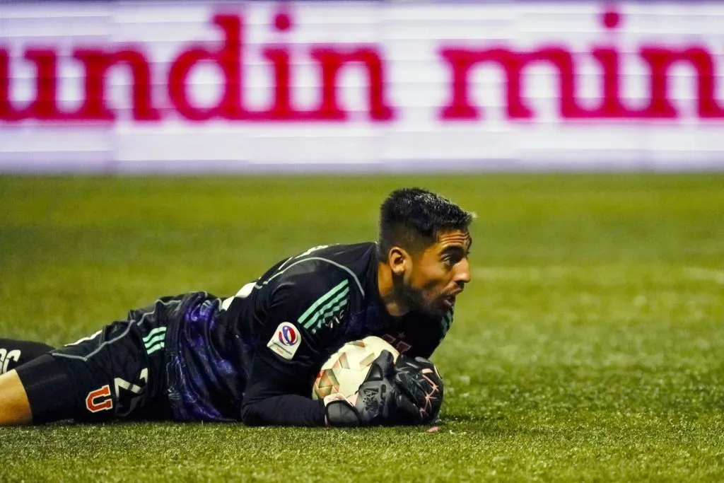 Gabriel Castellón en acción por Universidad de Chile. (Alex Fuentes/Photosport).