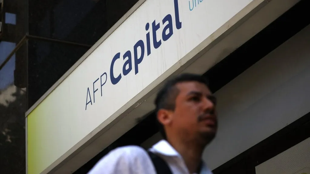 Un hombre camina afuera de una sucursal de la AFP Capital. 