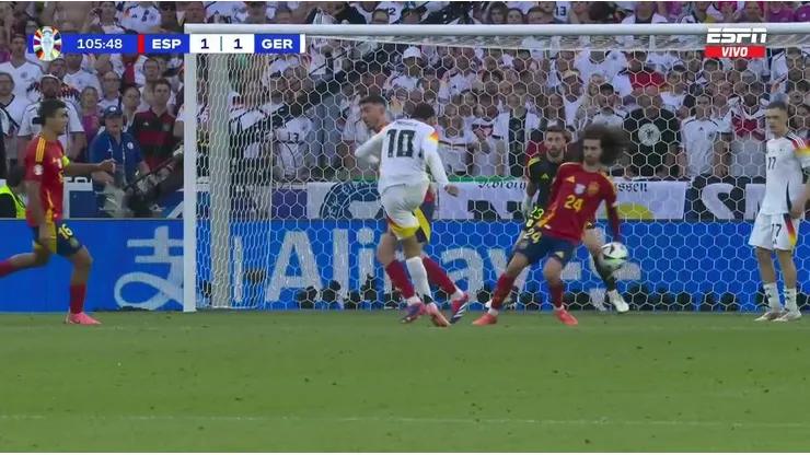 El remate de Jamal Musiala que fue a la mano de Marc Cucurella. En la Eurocopa, no fue penal.