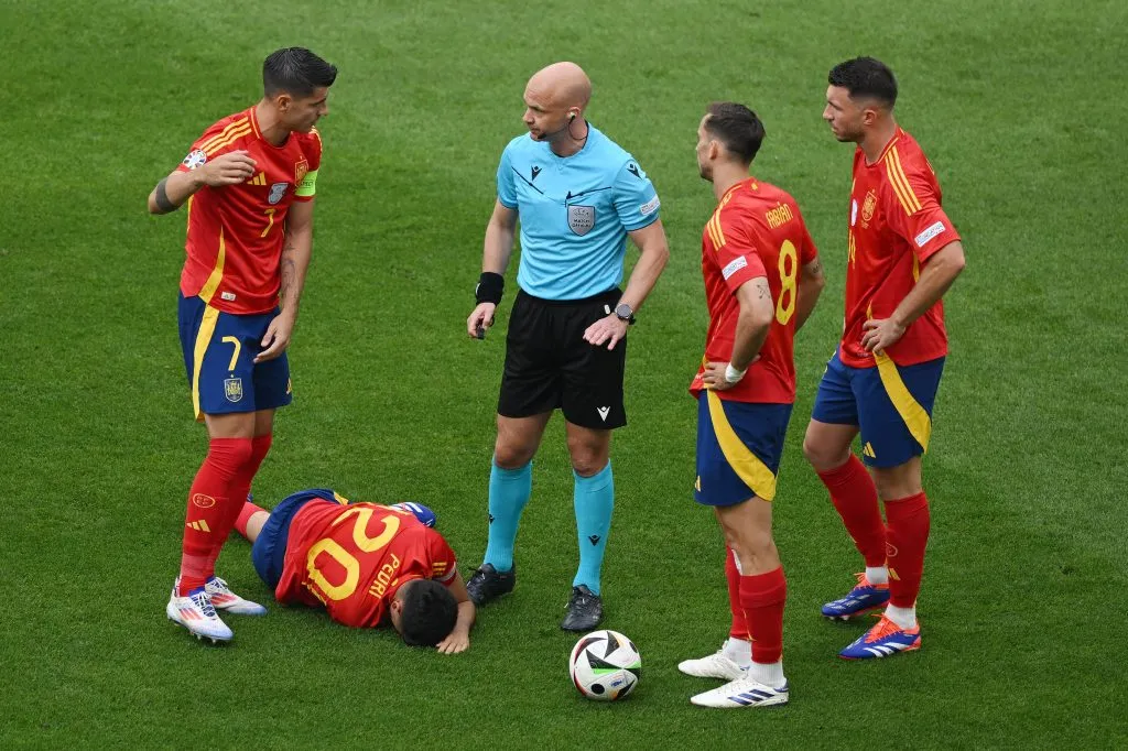 La fuerte infracción contra Pedri. (Photo by Clive Mason/Getty Images)
