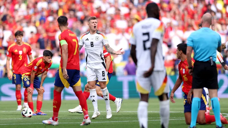 Toni Kroos lesionó a Pedri.