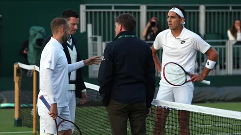 Alejandro Tabilo en el partido de primera ronda de Wimbledon 2024 contra Daniel Evans.