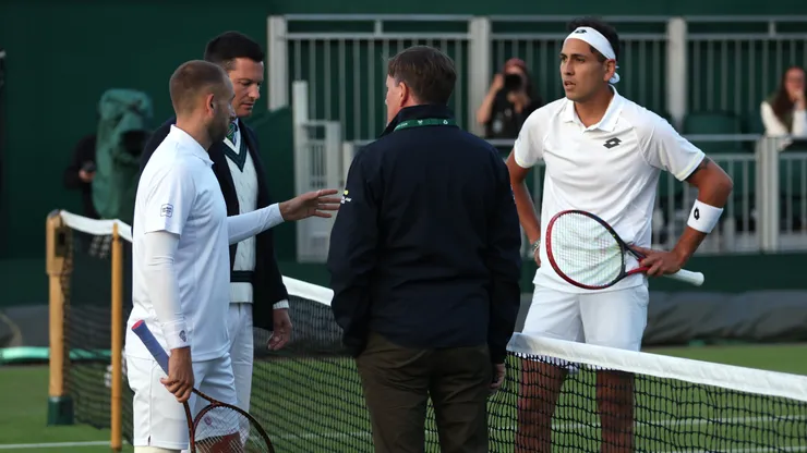 Alejandro Tabilo en el partido de primera ronda de Wimbledon 2024 contra Daniel Evans.