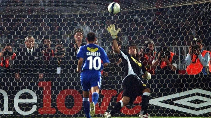 Bravo y su atajada a Candelo el 2006