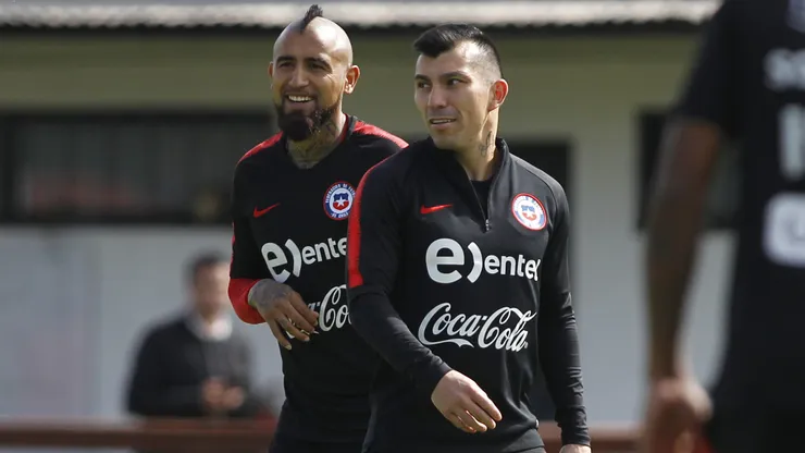 Vidal y Medel siguen haciendo noticia en la Roja.