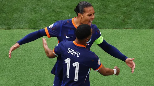 Los jugadores de Países Bajos, Cody Gakpo y Virgil Van Dijk, celebran uno de los goles ante Rumanía.