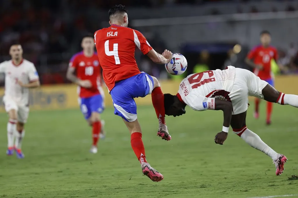 Mauricio Isla espera definir su futuro en los próximos días y Colo Colo es una opción