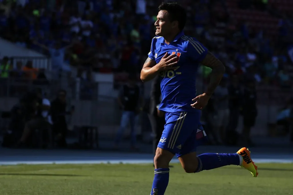 Todo indica que Charles Aránguiz tendrá que seguir esperando para volver a la U. Foto: IMAGO.