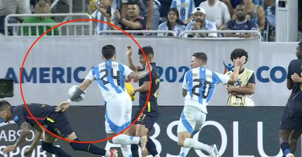 La mano de Enzo Fernández que sospechosamente Matonte ni el VAR cobraron.