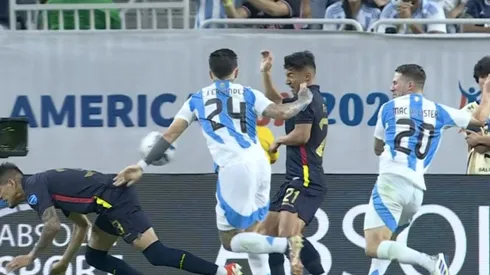 Fernández tocó el balón con el brazo y no fue cobrado penal