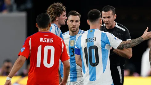 En Argentina revelan cómo Messi presionó al árbitro contra Chile.