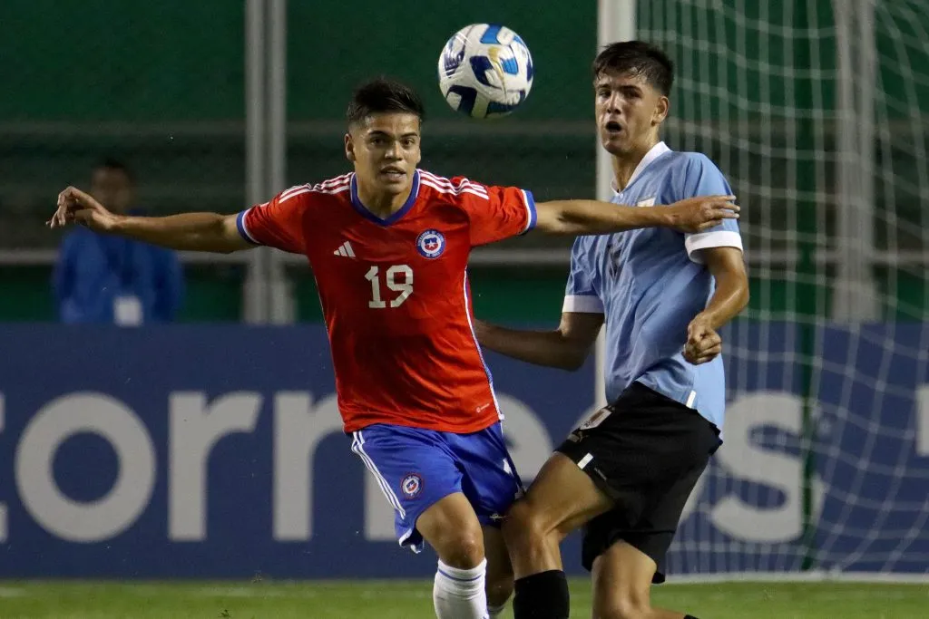Vicente Conelli en acción por la Roja Sub 20 en el Sudamericano 2023. (Santiago Cortés/Photosport).