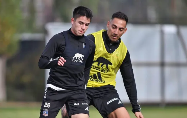 Javier Correa entrenó algo de fútbol con el equipo titular del Cacique. | Foto: Colo Colo.