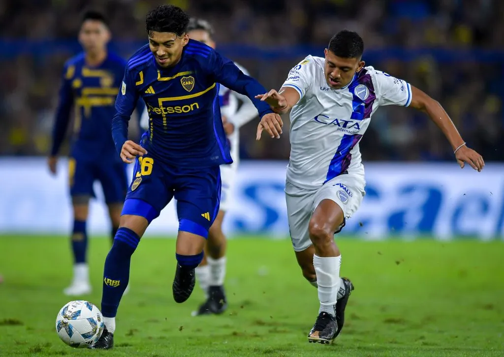 Bruno Leyes marca a Cristian Medina en un duelo de Godoy Cruz ante Boca. (Marcelo Endelli/Getty Images).