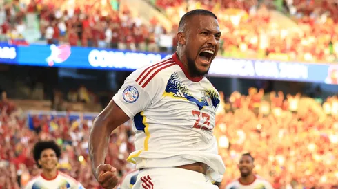 El goleador de Venezuela, Salomón Rondón, festeja su gol frente a Jamaica en la tercera fecha de la fase de grupos de la Copa América 2024.