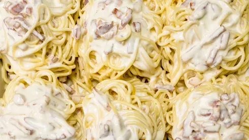 Spaghetti carbonara con salsa blanca.