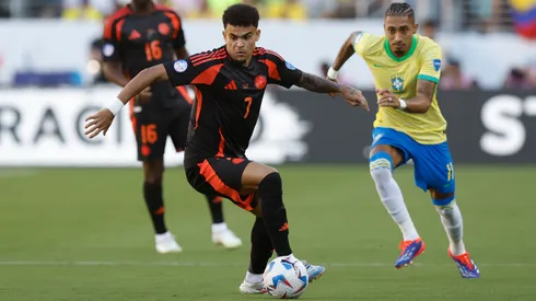 Luis Díaz, figura de Colombia, con el balón en el duelo ante Brasil.