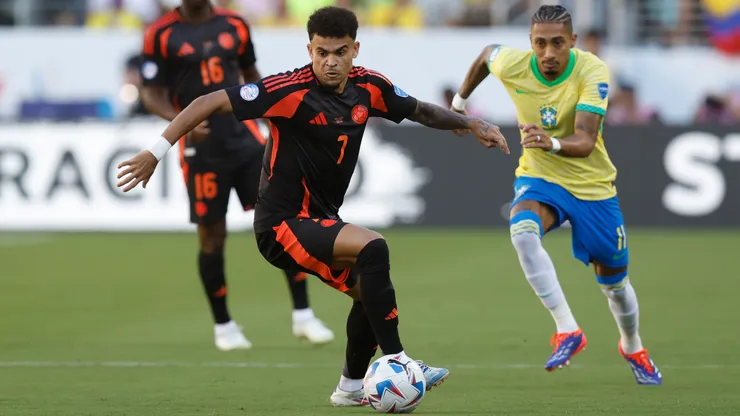 Luis Díaz, figura de Colombia, con el balón en el duelo ante Brasil.
