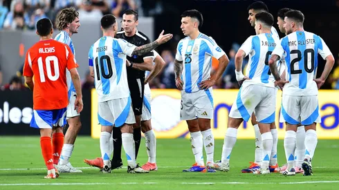 Andrés Matonte volverá a arbitrarle a Argentina tras el robo a Chile en Nueva Jersey.