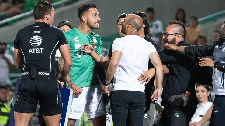 Javier Correa ante Eduardo Arce, DT del Puebla, en 2021.