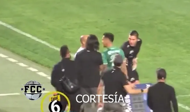 Javier Correa ante Eduardo Arce. (Captura).