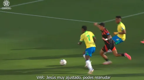 El VAR omitió un penal para Brasil y ayudó a Colombia