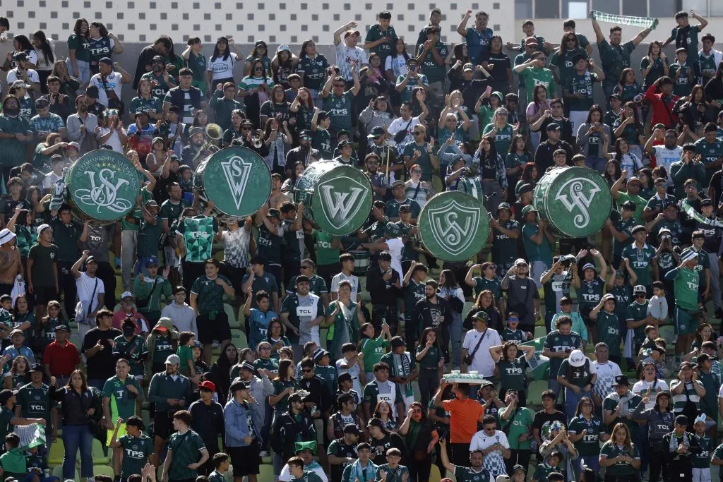 Los hinchas de Wanderers se comprometen con Jaime García. Foto: Andres Pina/Photosport