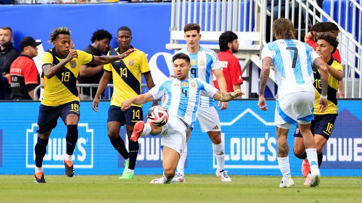 Gonzalo Montiel con el balón en el último amistoso entre Argentina y Ecuador.
