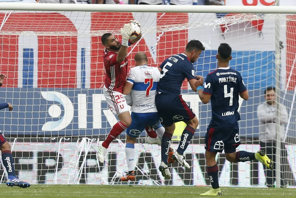 La historia de Herrera pudo ser otra en el fútbol, pero en la UC. Foto: Javier Torres/Photosport