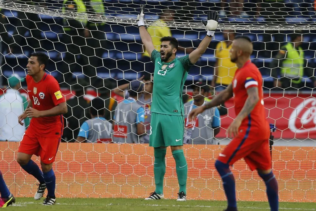 Johnny Herrera con Arturo Vidal en la selección chilena. Foto: Andres Pina/Photosport