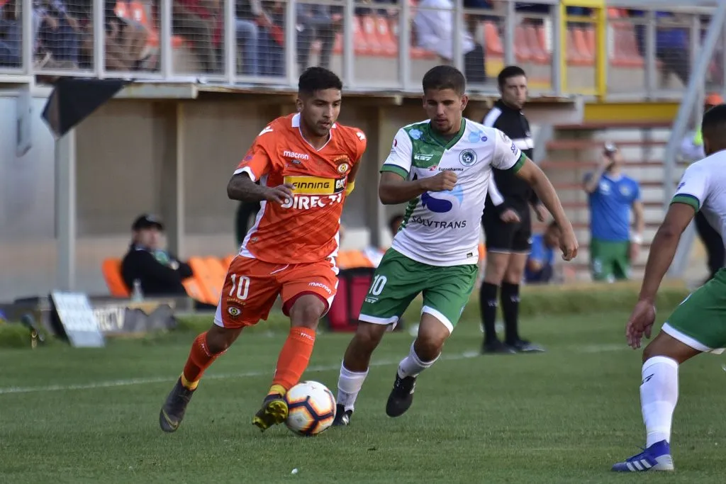 Ignacio Lemmo persigue a Ignacio Jara con la camiseta de Deportes Puerto Montt.  (Pedro Tapia/ Photosport).