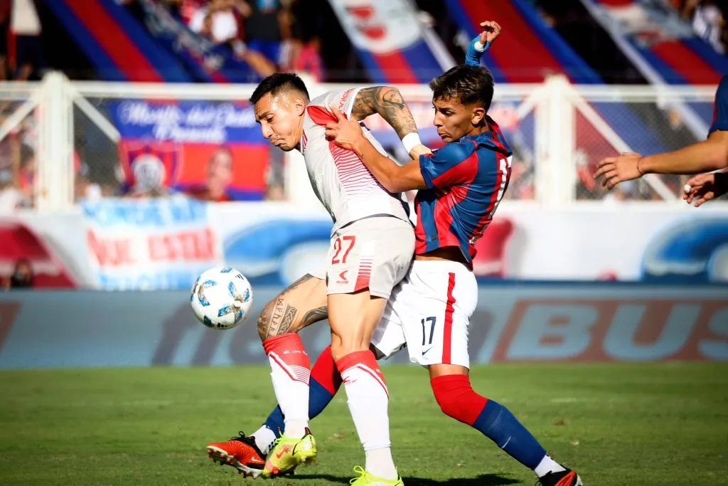 Javier Correa en acción por Estudiantes, precisamente ante San Lorenzo de Almagro. (Roberto Tuero).
