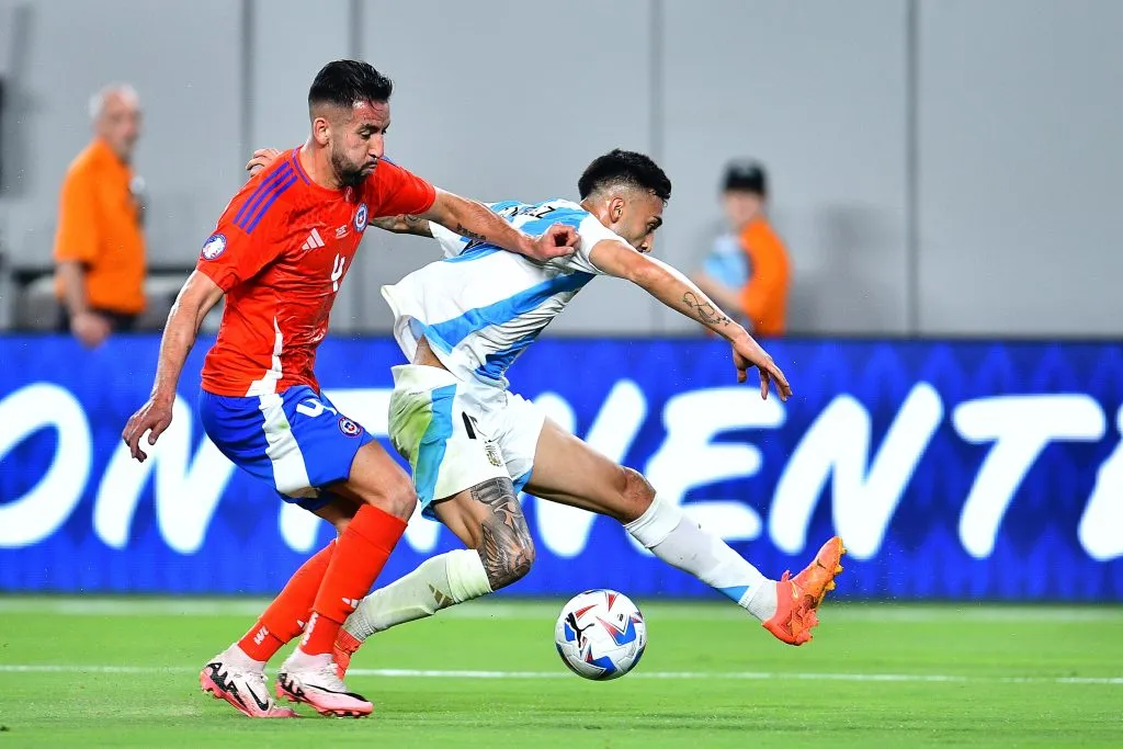 Mauricio Isla en acción por Chile en la Copa América 2024. (Adrian Macias/Mexsport/Photosport).