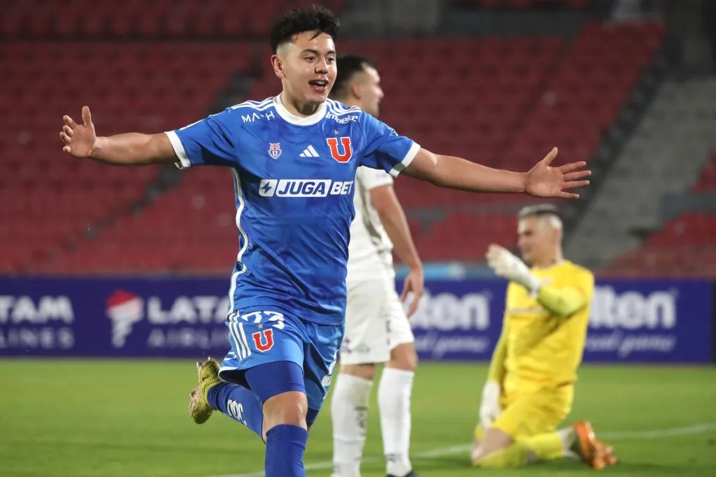 Ignacio Vásquez, dos goles para la U en su primer partido como titular.