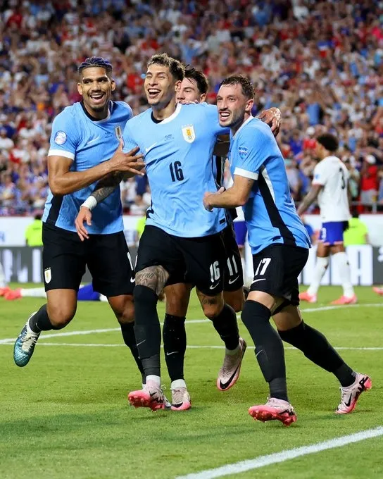 Uruguay celebra su polémico gol ante EE.UU.
