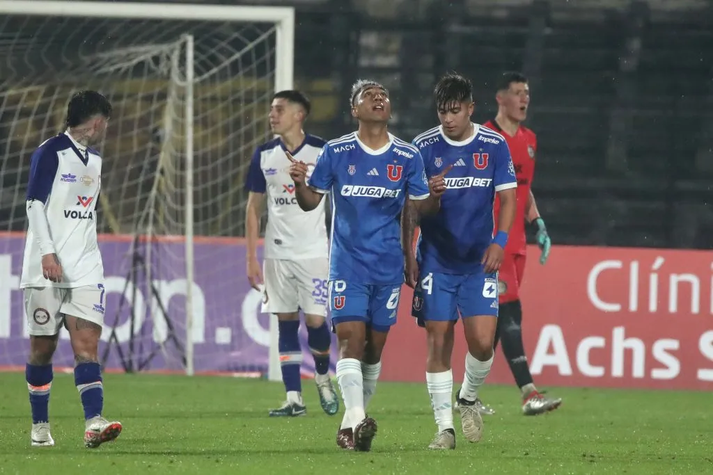 Renato Cordero celebra su gol ante Municipal Puente Alto y muy cerca aparece el Chelo Morales. (Jonnathan Oyarzun/Photosport).