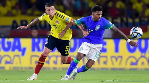 Kevin Castaño y Rodrygo disputan el balón en el último partido de Colombia vs Brasil en las Eliminatorias Sudamericanas 2026.