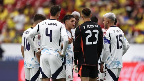 Los jugadores de Costa Rica reunidos en el enfrentamiento ante Colombia.