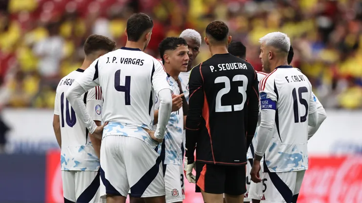Los jugadores de Costa Rica reunidos en el enfrentamiento ante Colombia.