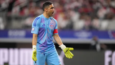 Claudio Bravo disparó contra el VAR tras la eliminación de Copa América