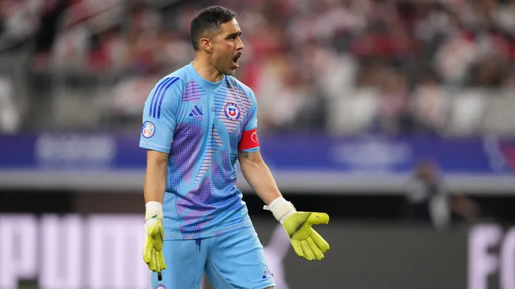 Claudio Bravo disparó contra el VAR tras la eliminación de Copa América